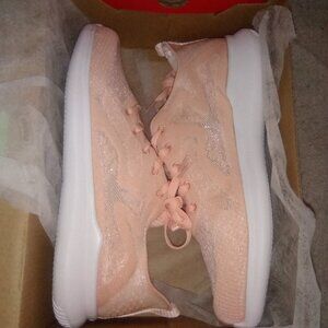 NEW Propet Women's size 11 Extra Wide X(2E) Peach color light weight sneaker com